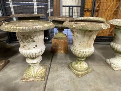 Ensemble de vases Médicis en fonte.
Haut....