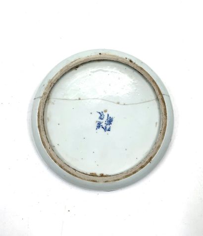 CHINE
Coupelle en porcelaine à décor en camaïeu...