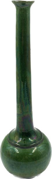 CHINE
Vase long col grès émaillé vert
Haut.:...