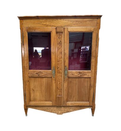 Armoire vitrine en ronce ouvrant à deux portes...