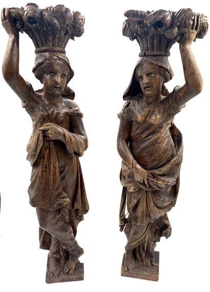 Deux sujets formant pendants en bois sculpté...