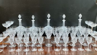Partie de service de verres en cristal comprenant...
