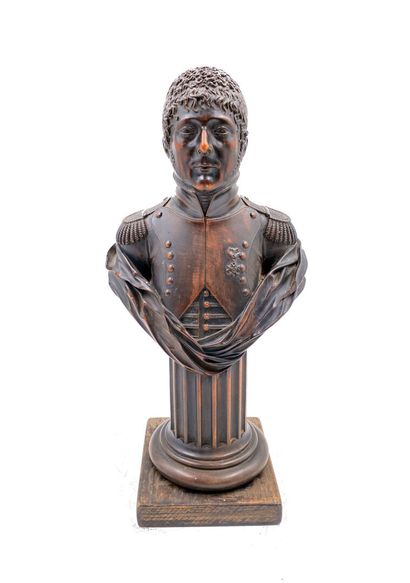 Sujet en bois sculpté représentant le buste...