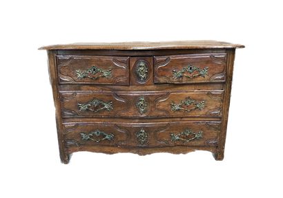 Commode de forme mouvementée en noyer mouluré,...
