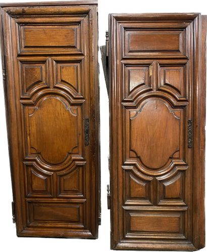 Armoire en bois naturel, ouvrant à deux portes...