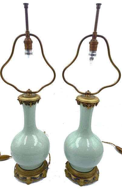 CHINE, XXe siècle 
Paire de vases en porcelaine...