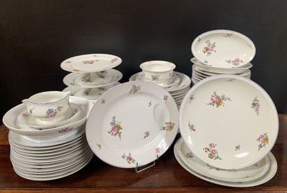 Partie de service de table en porcelaine...