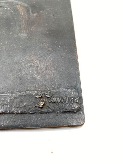 Plaque rectangulaire en bronze patiné à décor...