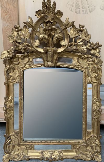Miroir à fronton et à pareclose en bois et...