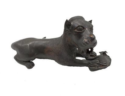 IRAN ? 
Lion couché 
11,5 x 24 cm 