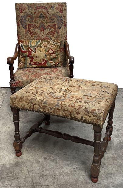 Ensemble comprenant trois fauteuils à haut...