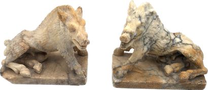 Deux sangliers formant pendants en marbre,...