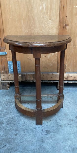 Ensemble de trois petites tables en bois...
