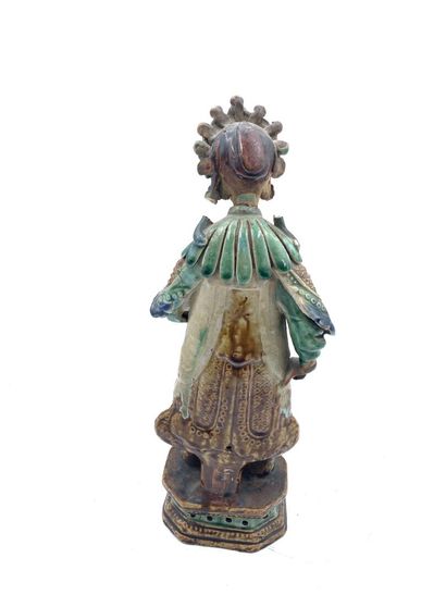 CHINE, XIXe siècle
Statuette en grès polychrome...