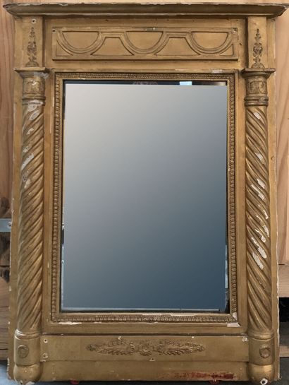 Miroir en bois et stuc doré à décor de colonnes...