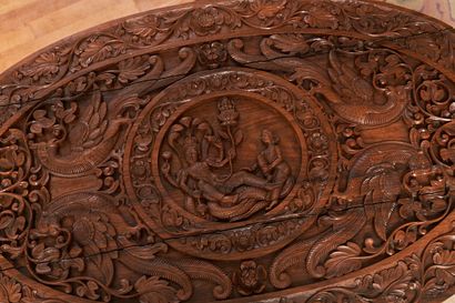 CHINE, XIXe siècle
Table basse de forme ovale...