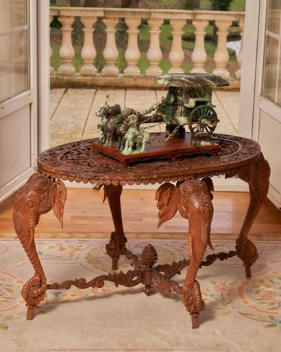 CHINE, XIXe siècle
Table basse de forme ovale...