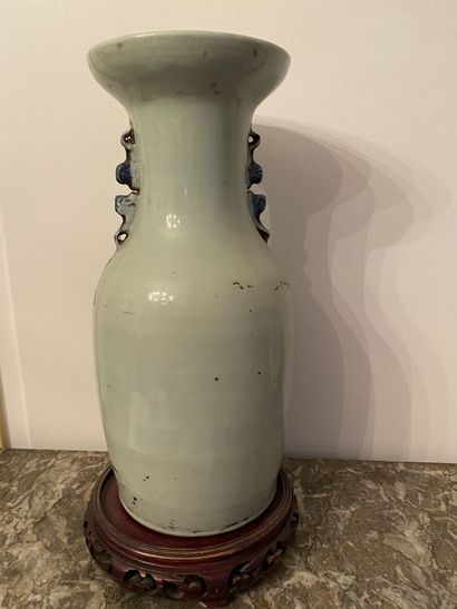 CHINE
Vase de forme balustre en porcelaine...