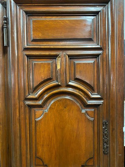 Armoire en bois naturel, ouvrant à deux portes...