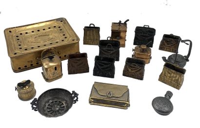 Lot de grattoirs à allumettes en bronze doré...