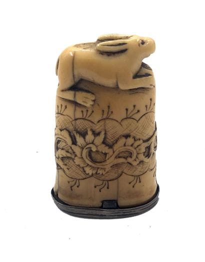 Tabatière en corne sculptée d'un lièvre et...