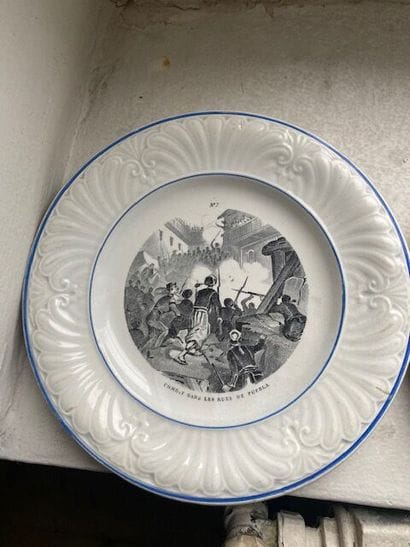 Réunion d'assiettes en faïence fine à décor...