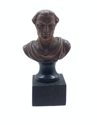 Petit buste en buis sculpté figurant un portrait...