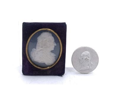 Deux médaillons en biscuit figurant un profil...