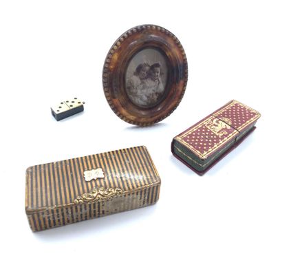 Ensemble comprenant un cadre miniature ovale,...