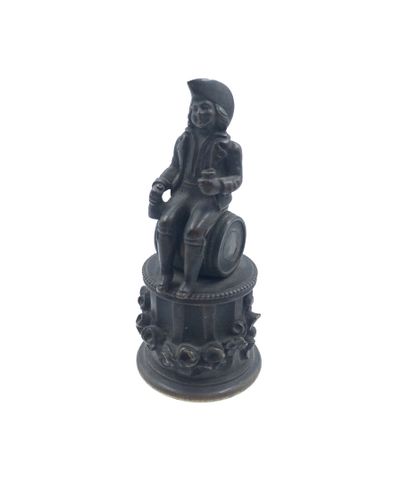 Statuette en bronze figurant un homme assis...