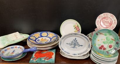 Lot d'assiettes et plats en faïence fine...