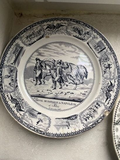 Réunion d'assiettes en faïence fine à décor...