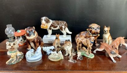 Lot de sujets représentant des chiens en...