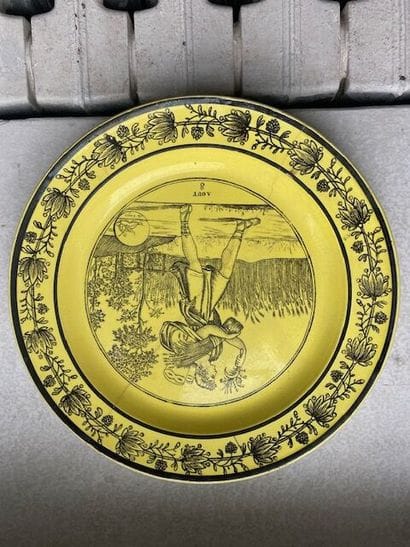 Réunion d'assiettes en faïence fine à décor...