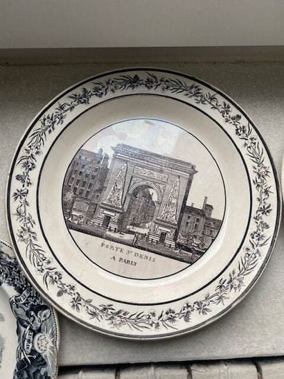 Réunion d'assiettes en faïence fine à décor...