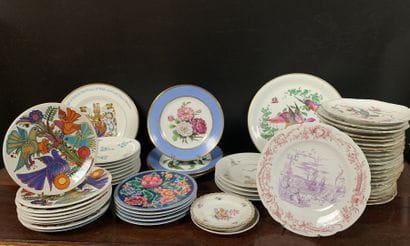 Lot d'assiettes en porcelaine dépareillées.
(En...