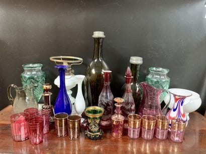 Ensemble comprenant vases, verres, pichets,...