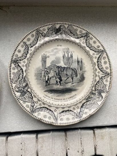 Réunion d'assiettes en faïence fine à décor...