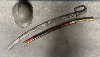 Ensemble militaria comprenant deux sabres...