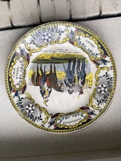 Réunion d'assiettes en faïence fine à décor...