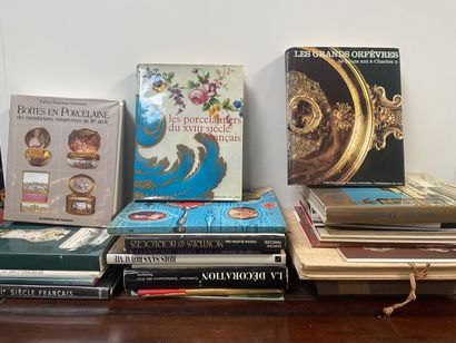 Lot of volumes on the theme of Fine Arts.
(As...