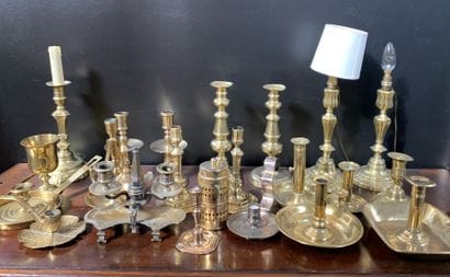 Lot de flambeaux, bougeoirs à main, lampe...