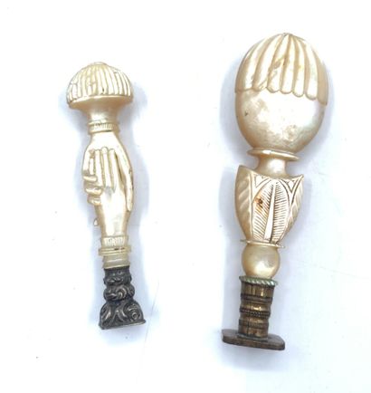 Deux cachets en nacre à décor d'une poignée...