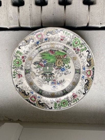 Réunion d'assiettes en faïence fine à décor...