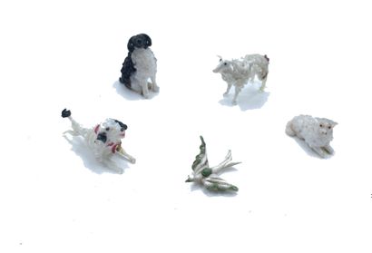 Ensemble comprenant cinq figurines miniatures...