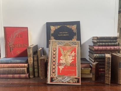 Lot de volumes sur le thème religieux.
(En...