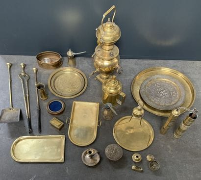 Lot d'objets en laiton comprenant des moulins,...
