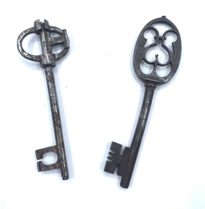 Deux clefs. 
Haut. 13,5 et 14,5 cm 