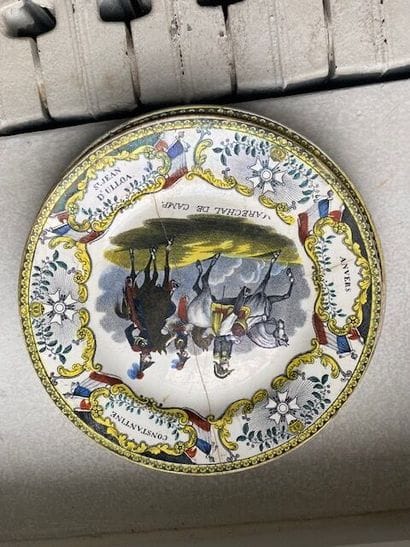 Réunion d'assiettes en faïence fine à décor...
