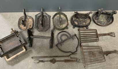 Ensemble de gratte-bottes en fonte. 
